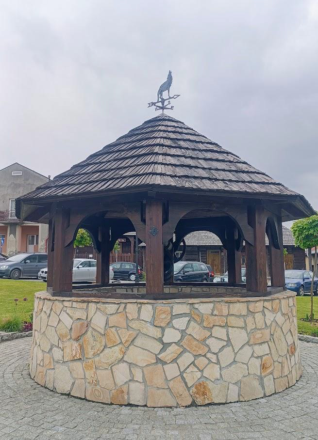 Zabytkowa studnia z drewnianą wiatą na rynku w Pruchniku