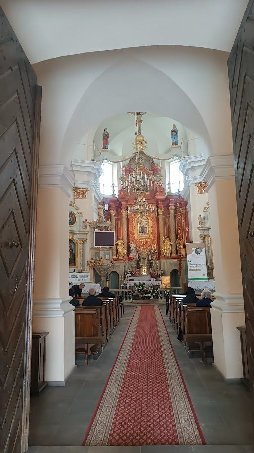 Wnętrze kościoła w Tuligłowach z ołtarzem i wiernymi